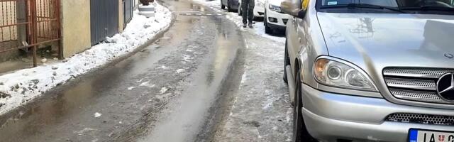 Većina površina kojima se kreću pješaci još uvijek nije očišćena od snijega i leda (Video)