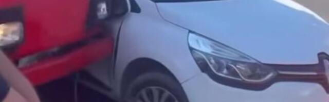 Udes kod Cvetkove pijace: Tramvaji ne saobraćaju, automobil uništen (VIDEO)