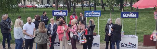 Građani vuvuzelama i pištaljkama „oduvali“ štandove SNS-a u kragujevačkom Velikom parku