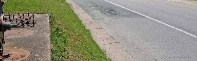 Magistralnim putem Beograd-Kragujevac – Služe li uvale na kolovozu kao nova vrsta horizontalne saobraćajne signalizacije? (VIDEO)