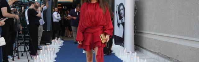 Grudi ispale sa strane: Pevačica nikad vrelija, zbog poze u plićaku skače pritisak (FOTO)