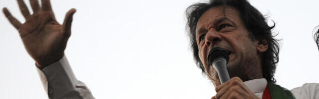 "MENTALNO OBOLELI" PAKISTANSKI PREMIJER: Imran Kan u klinču sa vojskom: Uvredio načelnika, vojnici mu nisu ostali dužni!