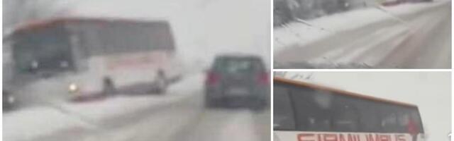 SNEG PRAVI PROBLEME U VOJVODINI: Palo drvo kod Letenke, gužve na Fruškoj gori, autobus sleteo u kanal kod Rume (FOTO)