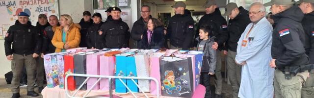 Akcija niške žandarmerije: Pokloni za mališane koji se leče u bolnici