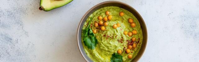 Osvežite trpezu humusom od avokada: Recept za kremastu, zdravu i vizuelno privlačnu užinu