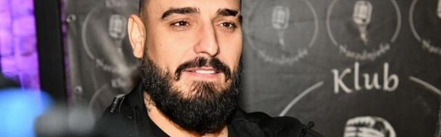 Darko, jesi li to ti?! Folker se PUSTIO KOSU i PREPOLOVIO SE, pa skinuo majicu - Pozira na steni i pokazuje mišiće, ni S od stomaka (FOTO)