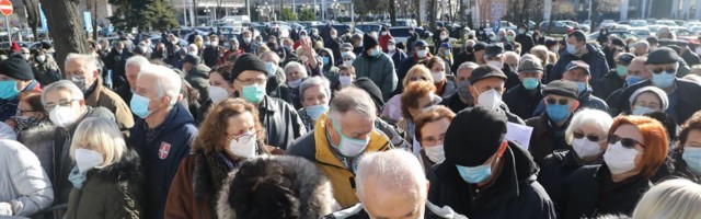 Ljudi iz regiona pojurili po vakcinu u Beograd, nezapamćeni red ispred Sajma