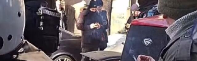 Policija privela Zlatka Kokanovića i Nebojšu Petkovića: Nasilno ih skidali sa traktora (VIDEO)