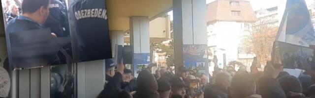 OPŠTI METEŽ u Kraljevu: Guranje, pa povređeni ljudi, sad policija formira kordon (VIDEO)