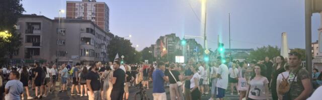 Građanska neposlušnost, peti dan: Kragujevčani i večeras protestuju protiv nasilja (FOTO)