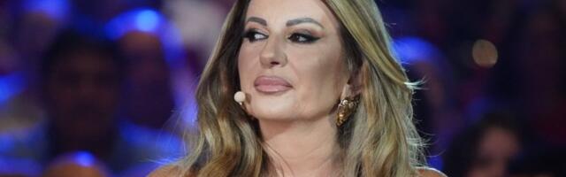 Novogodišnja idila kod Viki Miljković -  Pevačica okitila dve jelke (FOTO)