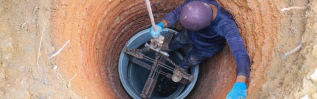 "UPOMOĆ, POMOZITE..." DEKA I PAS UPALI U BUNAR, VIŠE OD SAT VREMENA BILI ZAROBLJENI! Drama u Kragujevcu trajala satima, 13 vatrogasaca učestvovalo u spašavanju!