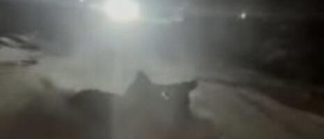 UZNEMIRUJUĆI SNIMAK JEZIVOG SANKANJA KOD KRALJEVA! Devojčice vrište da uspore dok ih vuku, u trenutku padaju, a onda ih GAZI AUTOMOBIL: "EJ, STANI!" (VIDEO)