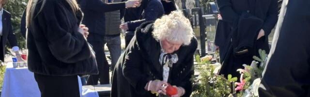 Rođena sestra Saše Popovića pala u zagrljaj udovici: Tužan prizor sa pomena