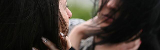 Pesnice sevale usred dana u Zubinom Potoku: U glavnim ulogama dve SNAJE!