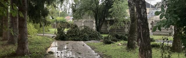 Snažno nevreme pogodilo Sloveniju: Olujni vetar oštetio krovove, hiljade bez struje, zatvorene škole i vrtići