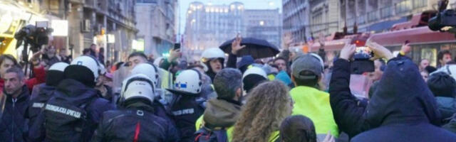 МУП: полиција поступала по пријави запослених на Медицинском, окупљени напали полицајце