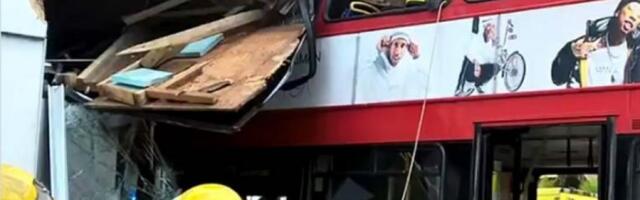 HOROR U CENTRU GRADA! GRADSKI AUTOBUS SE ZAKUCAO U POZORIŠTE: Velika materijalna šteta, evo da li ima povređenih (FOTO/VIDEO)