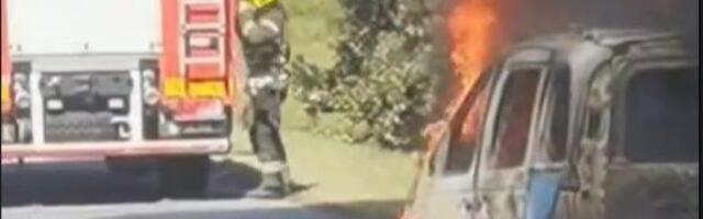 Zapalio se automobil na autoputu: Intervenisali vatrogasci