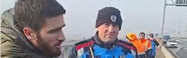 Policija pokušava da skine studentima transparent (VIDEO)