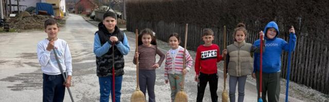 PRELEPA SLIKA IZ SELA MRŠINCI KOD ČAČKA! Nedelja je, nema škole, a oni poranili! Sedam mališana uzelo metle da sami očiste svoju ulicu