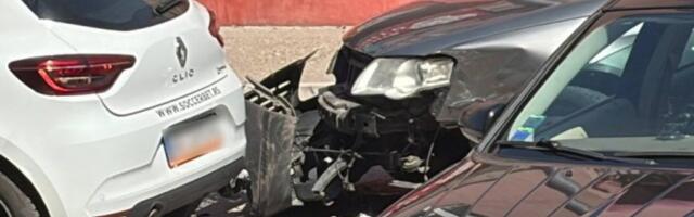 ŽESTOK UDES U SMEDEREVU! Izlazio i sporedne ulice pa se zakucao u automobil! (FOTO)