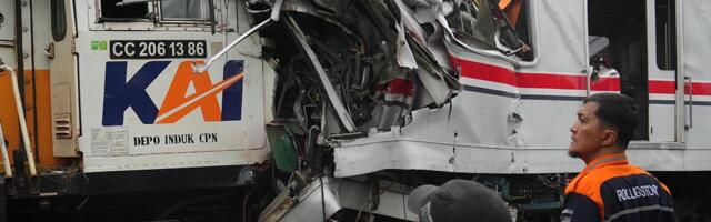 KAMERA ZABELEŽILA TRENUTAK SUDARA DVA VOZA! Najmanje 15 poginulih, desetine povređenih: Horor prizor u Indoneziji (FOTO/VIDEO)