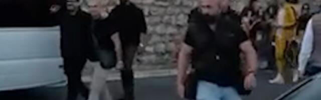 Duško Šarić sa obezbeđenjem došao da sluša devedesete: On mu odmah prišao (VIDEO)