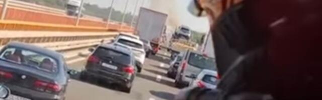 Ne mogu da se probiju kroz gužvu: Vatrogasci apeluju! Kada vidite rotaciju ili čujete sirenu, pomerite auto