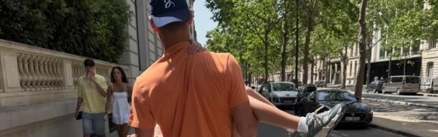 Novak čeka u redu sa narodom: Prijeo mu se sladoled, pa stao među ljude (VIDEO)