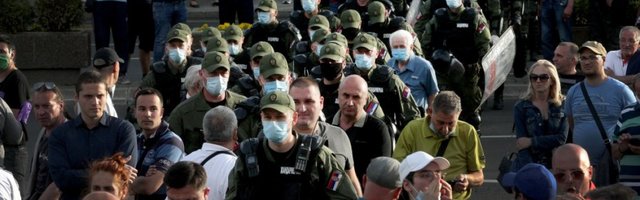 (FOTO, VIDEO) HAOS ISPRED SKUPŠTINE! Odjekivalo "Aco Srbine", "Đilase lopove", "Boško pede*u"