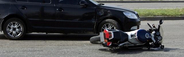 Oborena žena na motoru, zadobila teške povrede