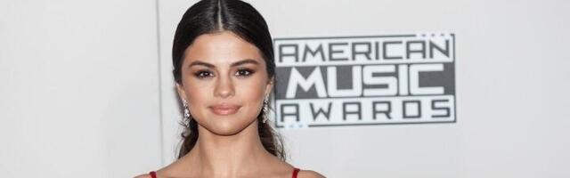 Grudi na izvol'te! Selena Gomez pokazala najdublji DEKOLTE sa dodele Oskara (FOTO)