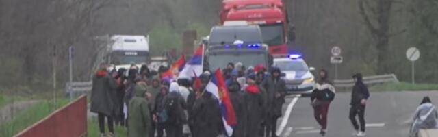Pešaci "lojalisti" sa KiM PRETUKLI mladića: 50 momaka iz grupe udaralo zbog povika "ćaci"