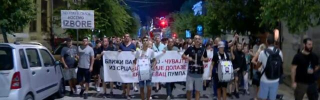 Policija razdvaja pristalice SNS-a i građane u Kragujevcu (FOTO)