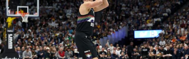 DENVER – HJUSTON Au! Jokić napravio četvrti faul i zakucao sebe za klupu! /VIDEO/