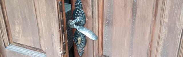 KO OBIJA CRKVE NA KOSOVU? Maskirani lopovi usred noći obili crkvu Svete Nedelje u Gornjoj Gušterici, meštani zabrinuti: Evo šta su sve odneli (FOTO)