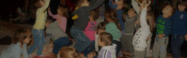 Predstava za bebe i najmlađe "Šareno drvo" u Pozorištu za decu i mlade