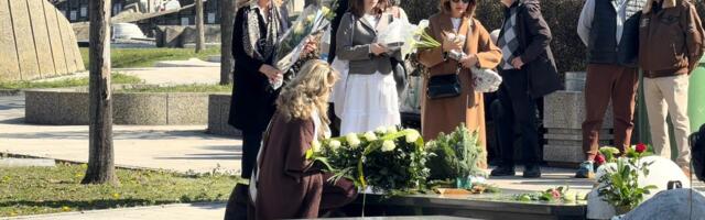 OVA DVA GLUMCA DOŠLA SU NA POMEN DRAGANU NIKOLIĆU: Cveće i sveće u Aleji, porodica i prijatelji odali poštu