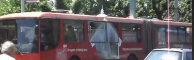 Градски аутобус у Нишу слетео са коловоза и ударио једну особу