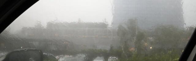 Haos u Zagrebu! Stabla padala na vozila, tramvaji stali! Jako nevreme i u Sloveniji (FOTO/VIDEO)