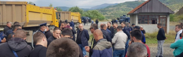 SRBI SE GOMILIJA NA JARINJU! Više ih nego juče, stiže im hrana i voda! ROSU IH POSMATRA IZ BLINDIRANIH VOZILA!