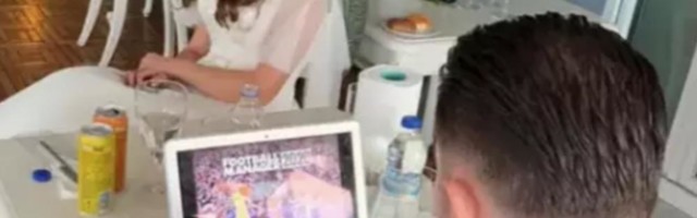 MLADOŽENJA NA SOPSTVENOM VENČANJU IZVADIO LAPTOP I KRENUO DA IGRA FOOTBALL MANAGER: Reakcija mlade... (FOTO)