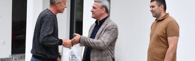 Gradonačelnik obišao Dejana Pajovića i poručio da je grad Čačak uvek tu za svoje sugrađane