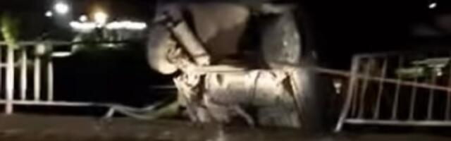 Pijan kolima probio zaštitnu ogradu mosta (VIDEO)