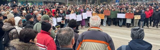 Prosvetni radnici podržali studente, skup završen verbalnim incidentom (VIDEO)