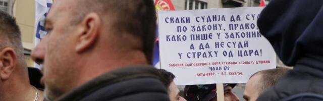 VIDEO: Veliki broj ljudi ispred policijske stanice pružio podršku rektoru Đokiću