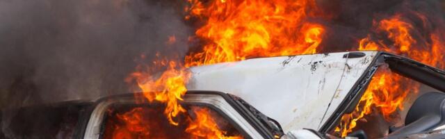 ZAPALJEN BMW X7 ISPRED STANA NA VOŽDOVCU: Maskirani piroman potpuno uništio skupocenog džipa