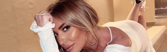 Podigla majicu i pokazala stomak: Pevačica čeka dete s pet godina mlađim kolegom