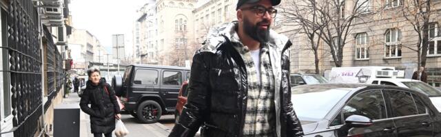 SAŠA KAPOR STIGAO PO SUPRUGU I BEBU U PORODILIŠTE: Pevač ne skida osmeh sa lica, a evo šta nosi sa sobom (FOTO)